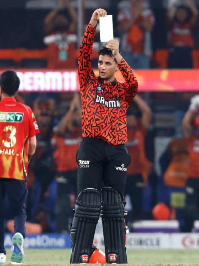 সেঞ্চুরি করে চিরকূট সেলিব্রেশন অভিষেকের, কী লেখা ছিল?