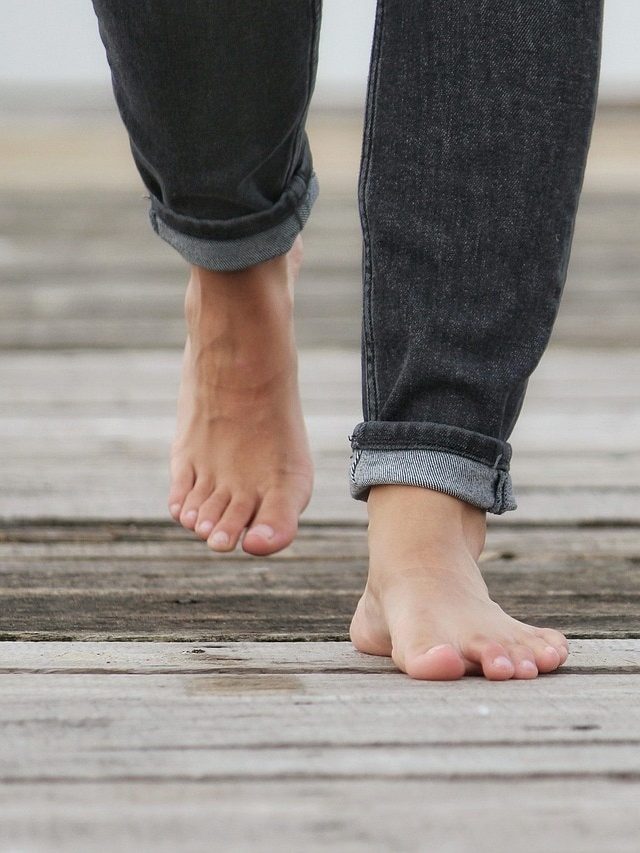 आखिर मंदिर में नंगे पैर क्यों जाना चाहिए? जानते हैं इसके पीछे की वजह