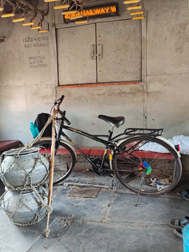 লোকাল ট্রেনে চাপিয়ে সাইকেল নিয়ে যেতে চান? জানুন কী কী করতে হবে