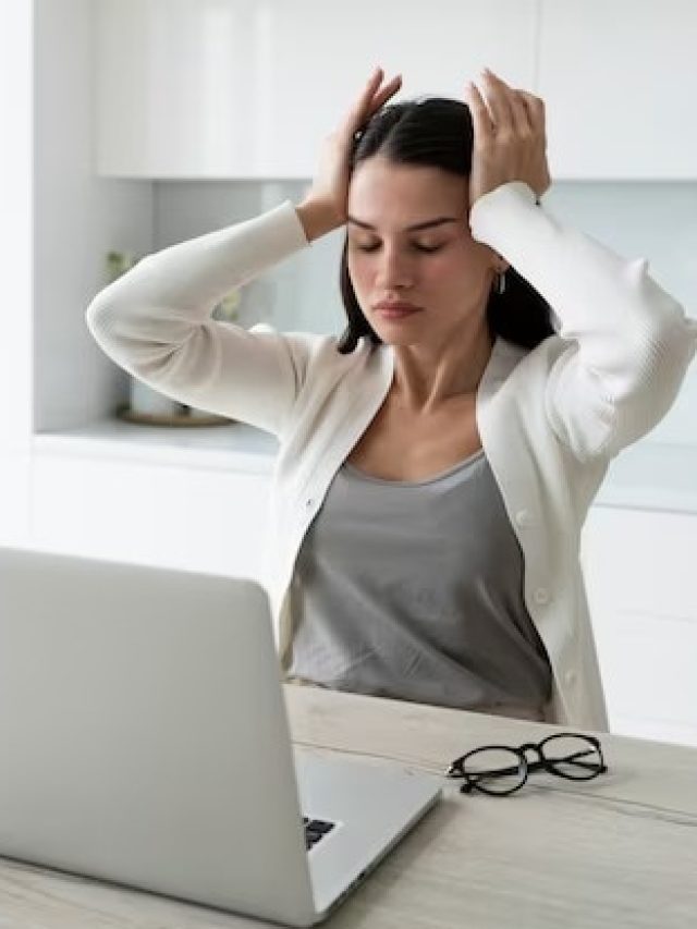 রোজ ১০ ঘণ্টা কম্পিউটারে? শরীর চলবে কতদিন! জেনে নিন ভয়ংকর সত্য