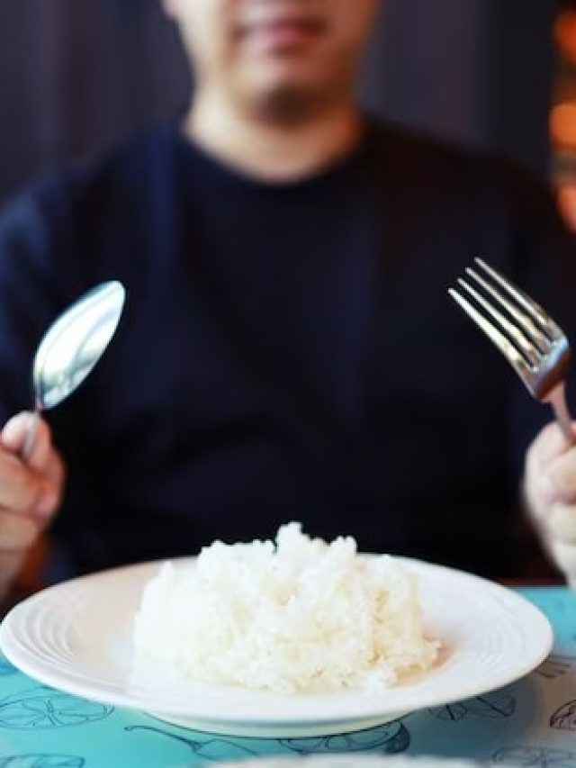 ভাত খাওয়ার সময় এই ভুলগুলি  প্রায় সবাই করে, এ কারণে শরীরে কোনও পুষ্টি পায় না
