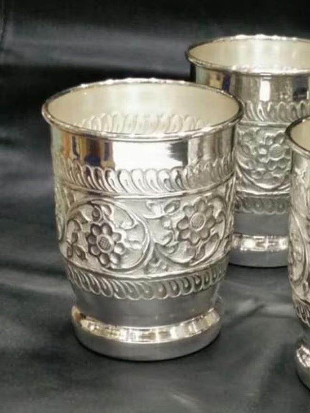 রুপোর গ্লাসে জল খেলেই রাতারাতি জীবন বদল, পুরো চমকে যাবেন