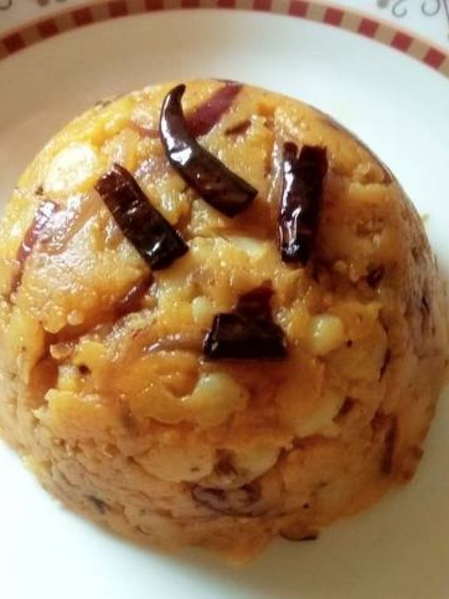 ভাজা পেঁয়াজ ও শুকনো লঙ্কার খেল, বাঙালি আলু চোখা হবে জবরদস্ত