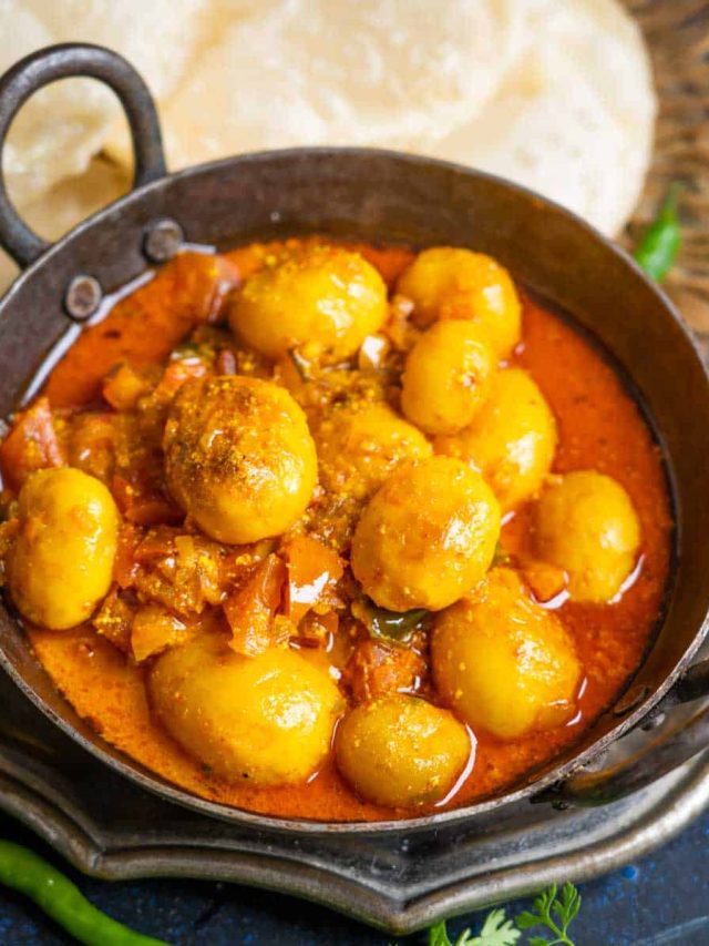 গন্ধে পুরো বাড়ি ম ম, আলুর দমে হিং পড়লে উফফ