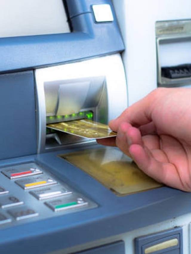 ATM-এ টাকা আটকে, অথচ ব্যাঙ্ক কেটে নিয়েছে, কীভাবে ফেরত পাবেন?