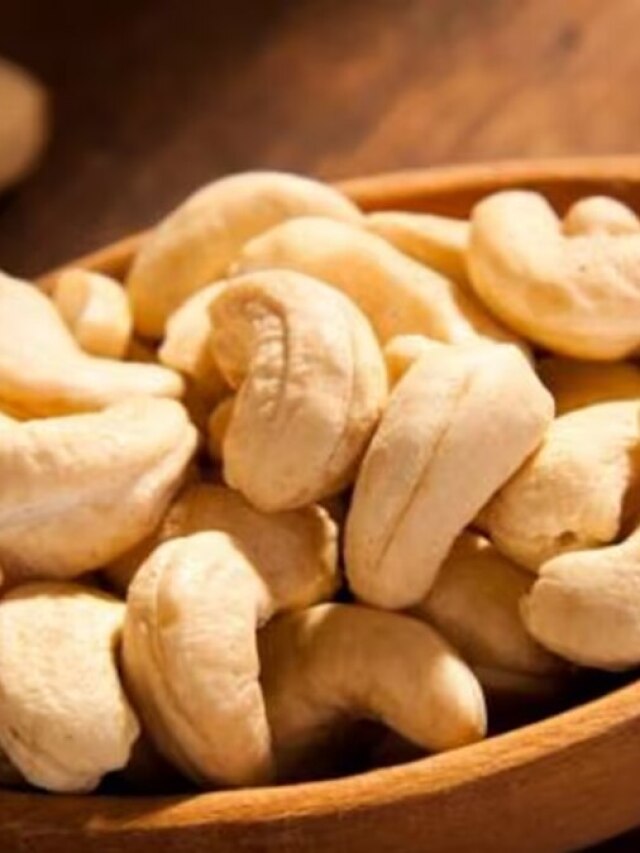 खाली पेट भूलकर भी न खाएं ये  सफेद ड्राई फ्रूट, बढ़ा सकता है वजन