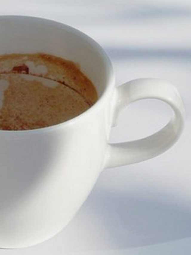 কাপ থেকে চা-কফির দাগ যাচ্ছে না? টিপস দিলেন কাজের মাসি