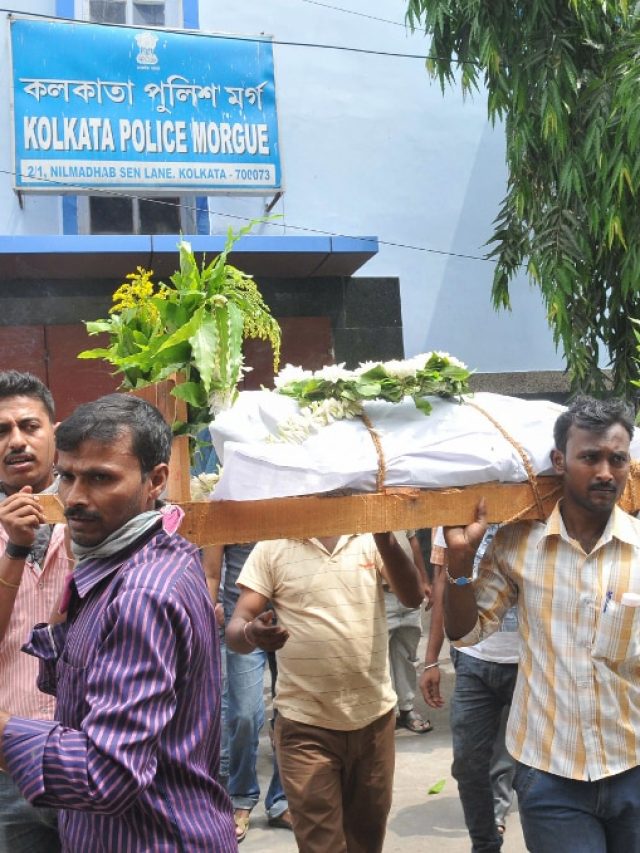 বাড়ি থেকে বেরিয়েই দেখলেন মৃতদেহ, কীসের ইঙ্গিত জানেন?