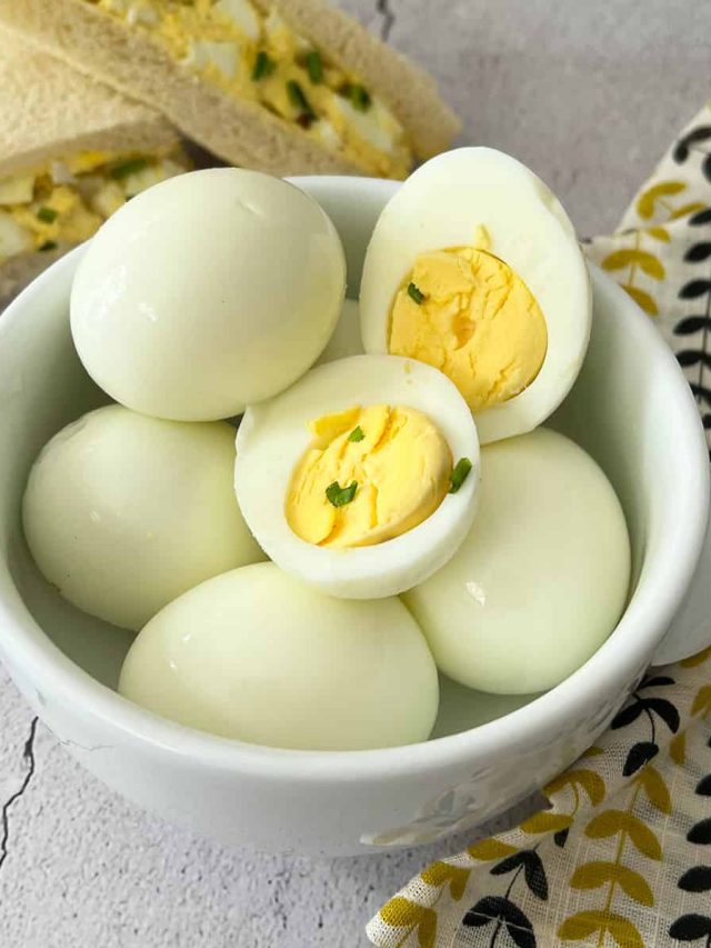ভাতের সঙ্গেই ডিম সেদ্ধ করছেন? এই ভুলগুলো এড়িয়ে চলুন