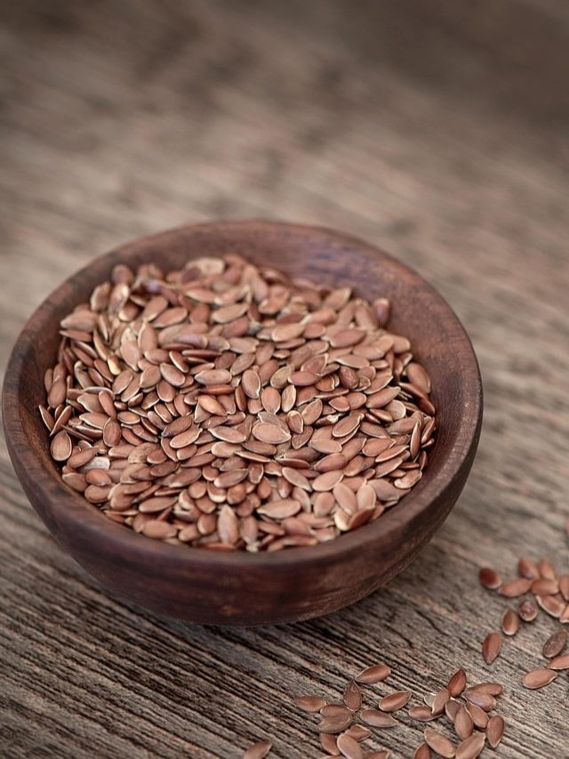 अलसी का सेवन बढ़ा सकता है बालों की स्ट्रेंथ और ग्रोथ, हेल्दी डाइट के साथ ऐसे करें सेवन