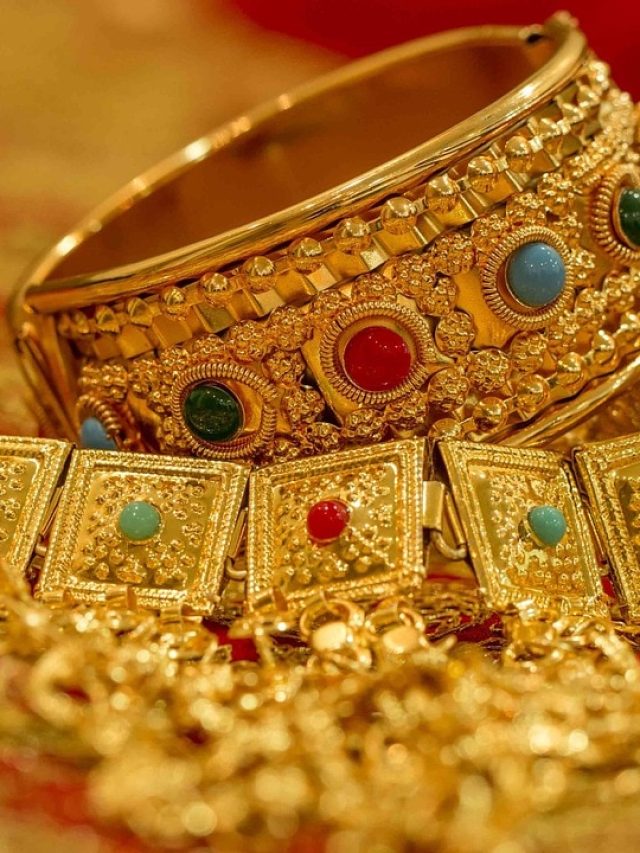 সোনা পরলে শরীরের কী কী উপকার হয় জানেন?