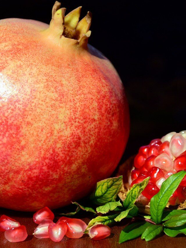 হাতে নিয়েই বুঝবেন বেদানা মিষ্টি কিনা? কায়দাটা জেনে নিন