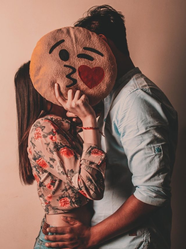 প্রেমে পড়লে ছেলেদের এই ৬ ইঙ্গিত দেয় মেয়েরা, ইশারা বুঝে নিন