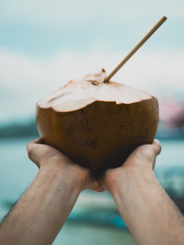 এই ৪ জনের জন্য ডাবের জল বিষ, ক্ষতি জানলে আর খাবেন না