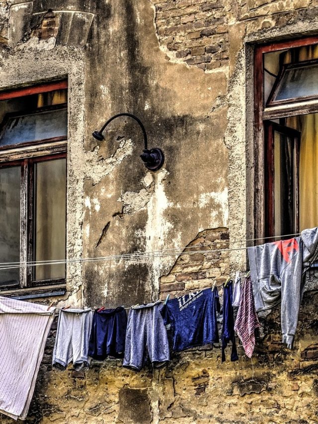 রাতে ছাদে-বারান্দায় কাপড় মেলে রাখেন? এসব ঘটতে পারে, সাবধান!