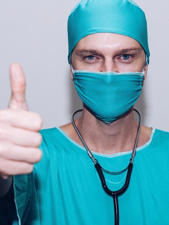 भारत में कितने लोगों पर है एक डॉक्टर? सरकार ने दी जानकारी