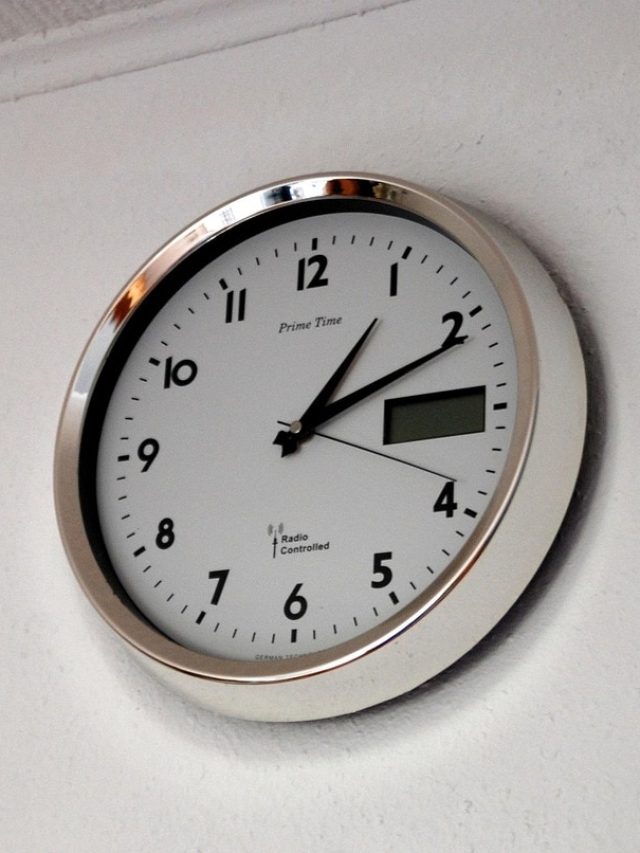 ঘরের এই জায়গায় ভুলেও টাঙাবেন না দেওয়াল ঘড়ি, কাঙাল হয়ে যাবেন