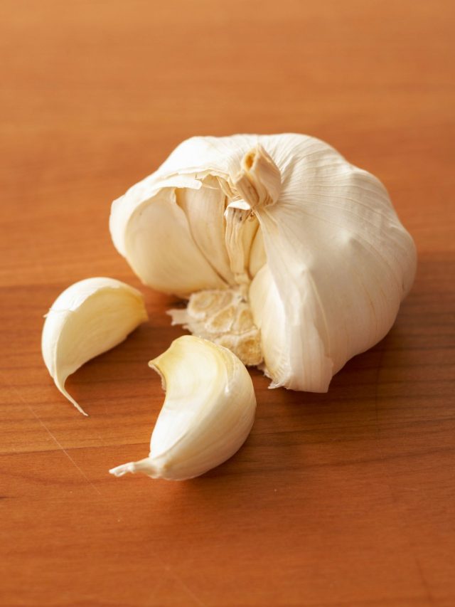 বালিশের নীচে রসুন রেখে রাতে শুয়ে পড়ুন, সকাল থেকেই এসব হবে