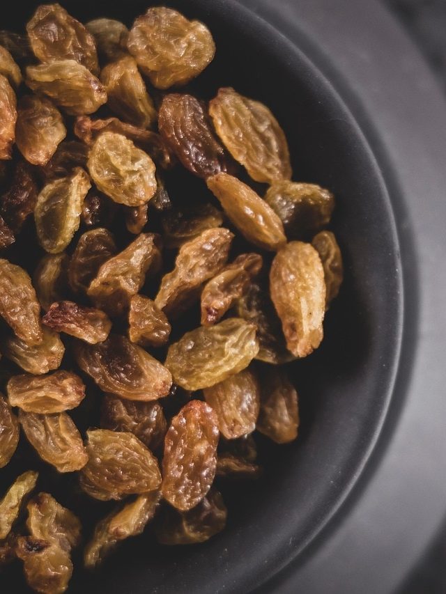 मुनक्का को रोज इस तरह से खा लें, फायदे देखकर हैरान रह जाएंगे