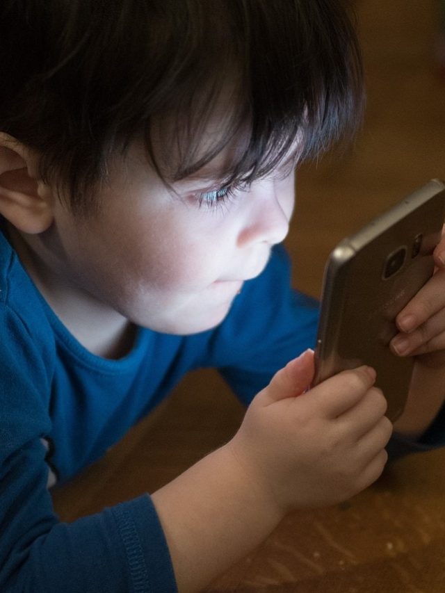 মোবাইল স্ক্রিন থেকে দূরে থাকবে সন্তান, সহজ উপায় জেনে রাখুন