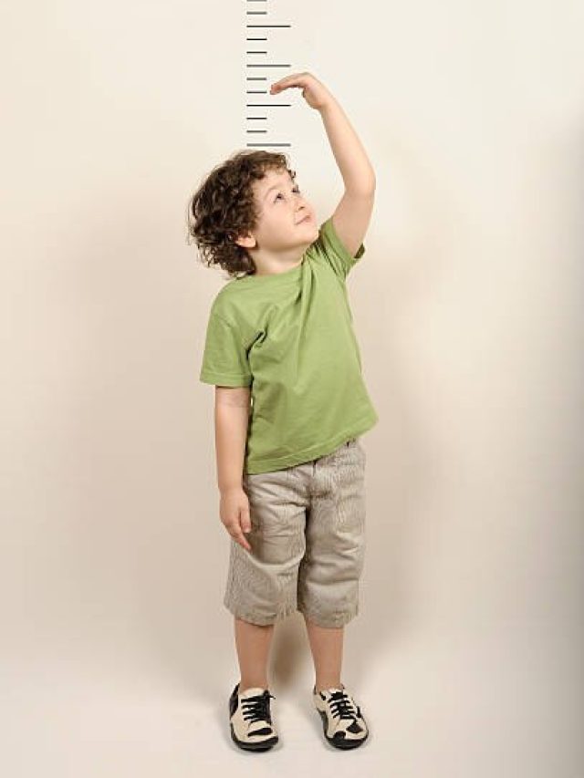 उम्र के मुताबिक छोटी है बच्चे की हाइट? तुरंत खिलाना शुरू कर दें ये फूड्स