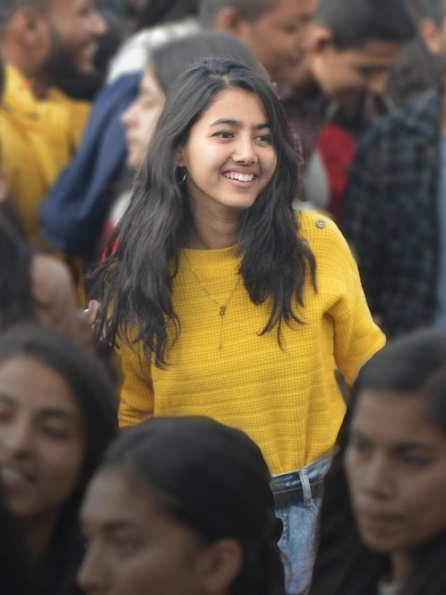 কিশোরী মেয়েকে এই ৫ শিক্ষা দিন, জীবনের প্রতিটি লড়াইয়ে  আত্মবিশ্বাসী থাকবে