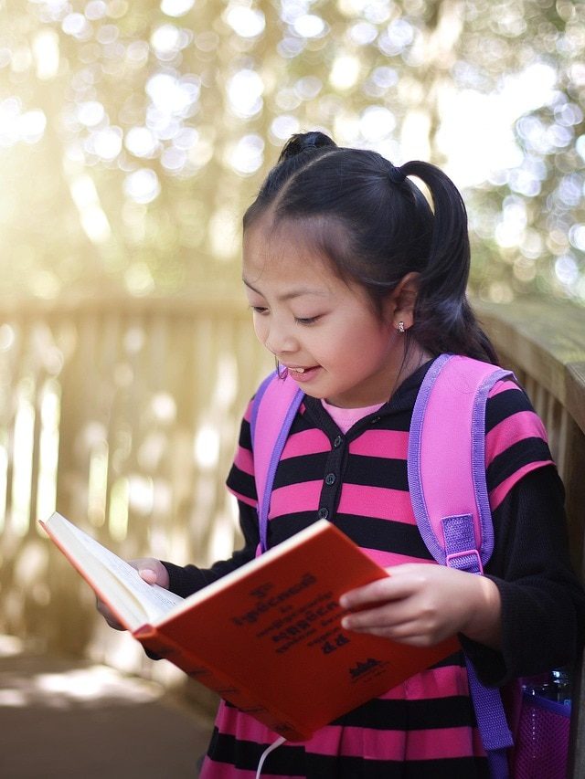 মোবাইল সরিয়ে সন্তানের বই পড়ার আগ্রহ বাড়ান, ৫ ট্রিকস