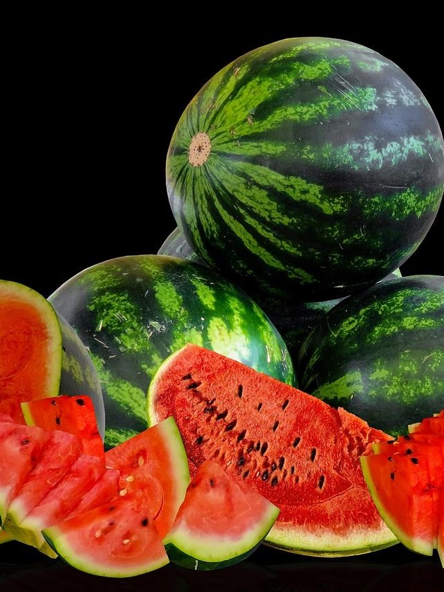 একটা টোকাতেই বুঝবেন তরমুজ লাল টুকটুকে- রসালো কিনা! দারুণ হ্যাকশ