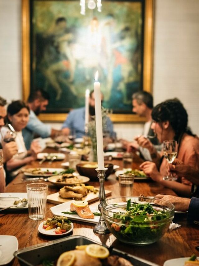 इन 2 दिशाओं में मुंह करके कभी न करें भोजन, तबाह हो जाएगी घर की खुशहाली