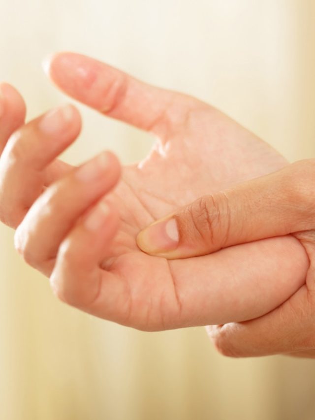 বাঁ হাত চুলকাচ্ছে, কীসের ইঙ্গিত জানেন?