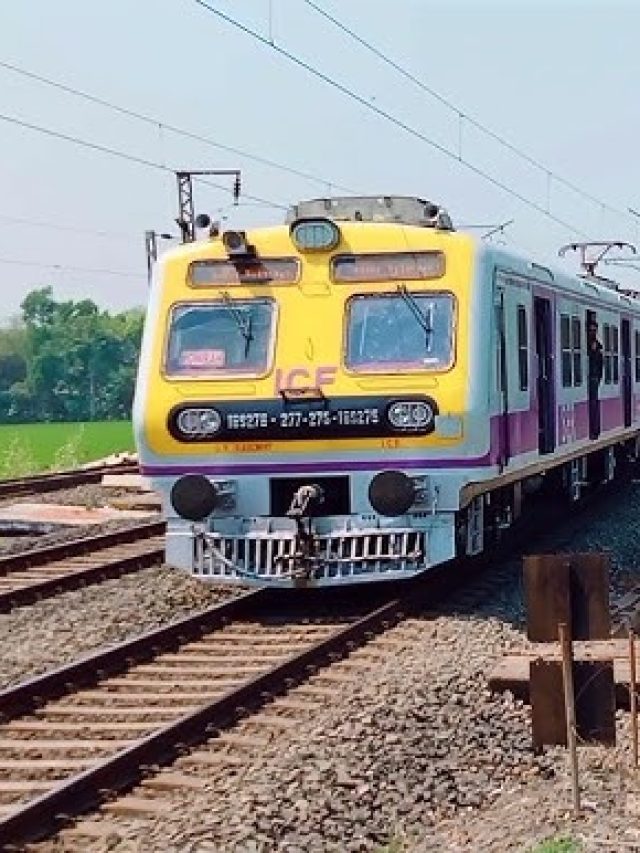 লোকাল ট্রেনের ডেইলি প্যাসেঞ্জাররা এসব মজার মজার কথা বলেন