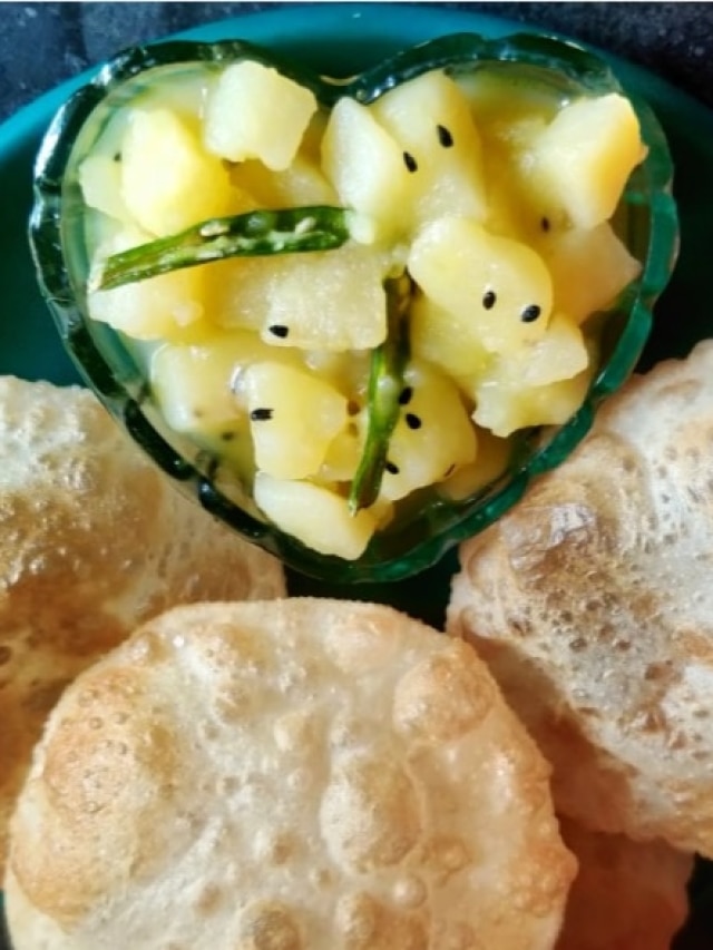 ঘটি বাড়ির সাদা আলুর তরকারি, এভাবে বানালে লুচির সঙ্গে খাসা