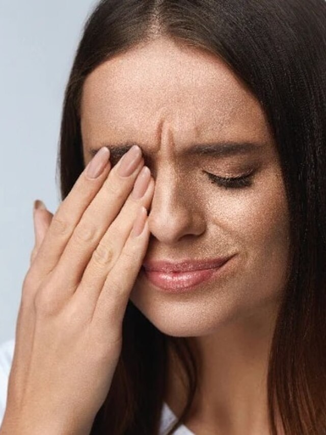 চোখের পাতা কাঁপলে কী হয়? জেনে নিন কীসের ইঙ্গিত এটা