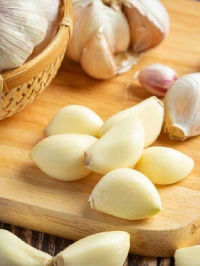 ভাতের সঙ্গে কামড়ে খান কাঁচা রসুন, অবাক করা বদল শরীরে