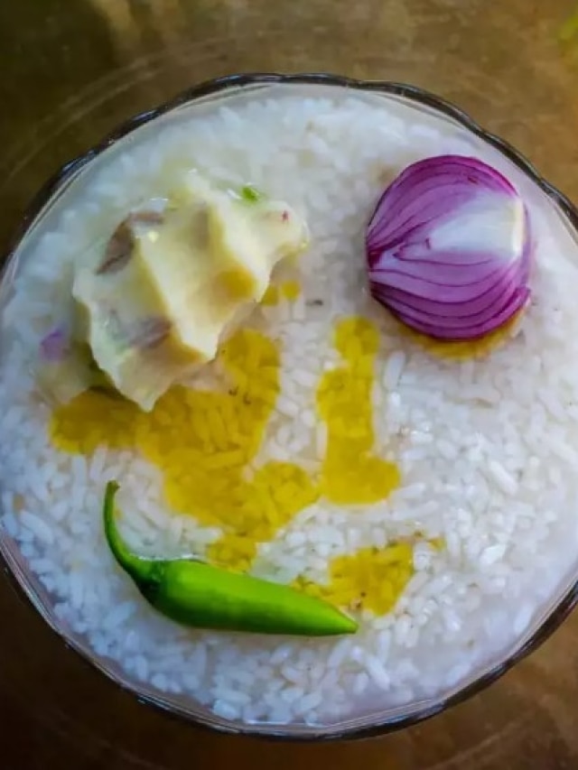 ভাজা-ভুজি লাগে না, বাঙাল কায়দায় পান্তাভাত মেখে খান