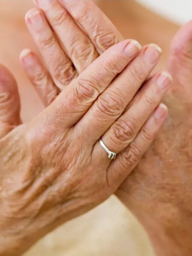 ২৫-এই হাত যেন ৬০ বছরের, ঘরোয়া যত্নে কুঁচকে যাওয়া চামড়া হবে টানটান