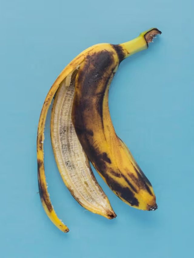 কলার খোসায় বাড়ে চুল, না ফেলে এভাবে লাগান