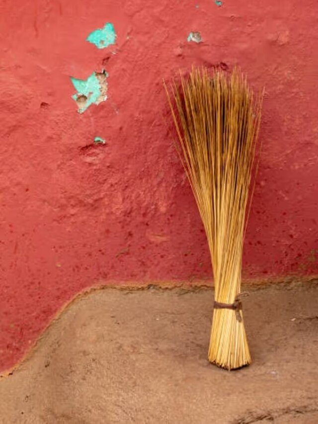 सिर से पैर तक कर्ज में डुबा देगी झाड़ू से जुड़ी ये एक गलती, तुरंत सुधारें