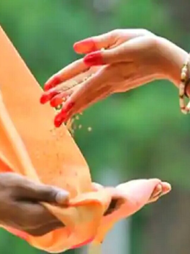 शाम के समय घर से ना निकालें ये चीजें, उलटे पांव लौट जाएंगी मां लक्ष्मी