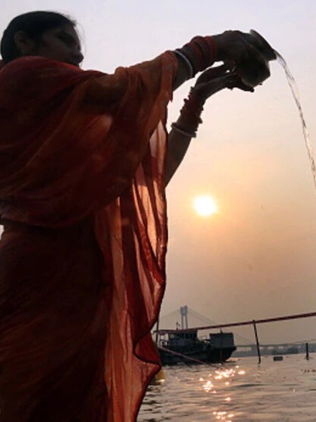 सूर्य को अर्घ्य देते समय जल पैरों में आए तो क्या पाप लगता है? जानें सही नियम