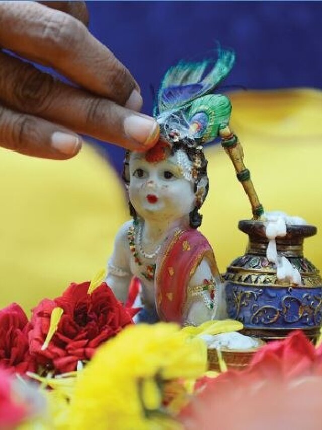 भगवान को स्नान कराने के बाद जल का क्या करें? कहीं आप तो नहीं करते ऐसी गलती