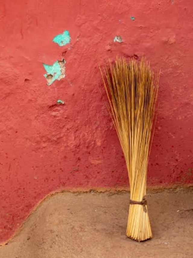 घर में इस वक्त भूलकर भी न लगाएं झाड़ू, रुष्ट हो जाएंगी मां लक्ष्मी