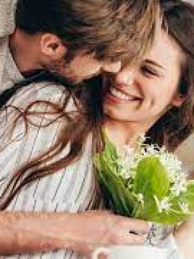 এই ৮ ইঙ্গিতেই বুঝুন আপনাকে কেউ ভালবাসে