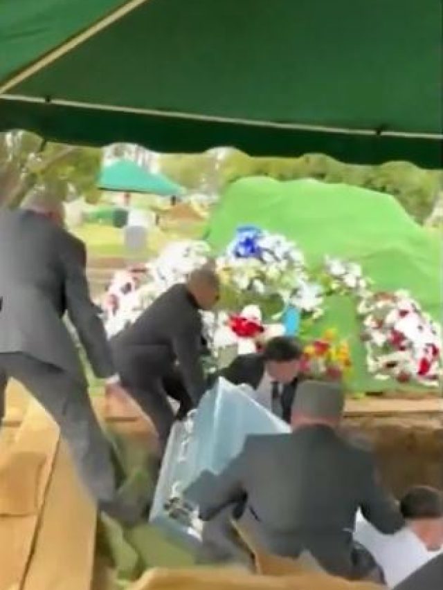 पिता के ताबूत के नीचे फंसा बेटा, अंतिम संस्कार के दौरान कब्र में गिरे परिवार के लोग