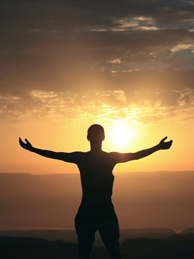 सुबह उठते ही बंद घड़ी और टूटे शीशे को देखना होता है अशुभ, रुक जाएगी तरक्की