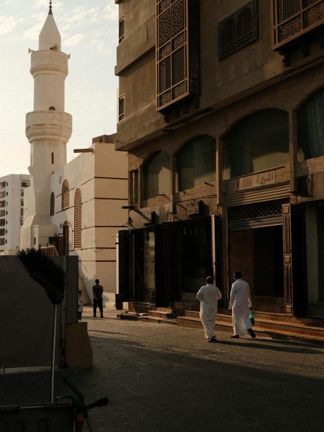 बुजुर्गों से बदतमीजी की तो चुकाने पड़ेंगे करोड़ों! इस मुस्लिम देश ने बनाया सबसे सख्त कानून