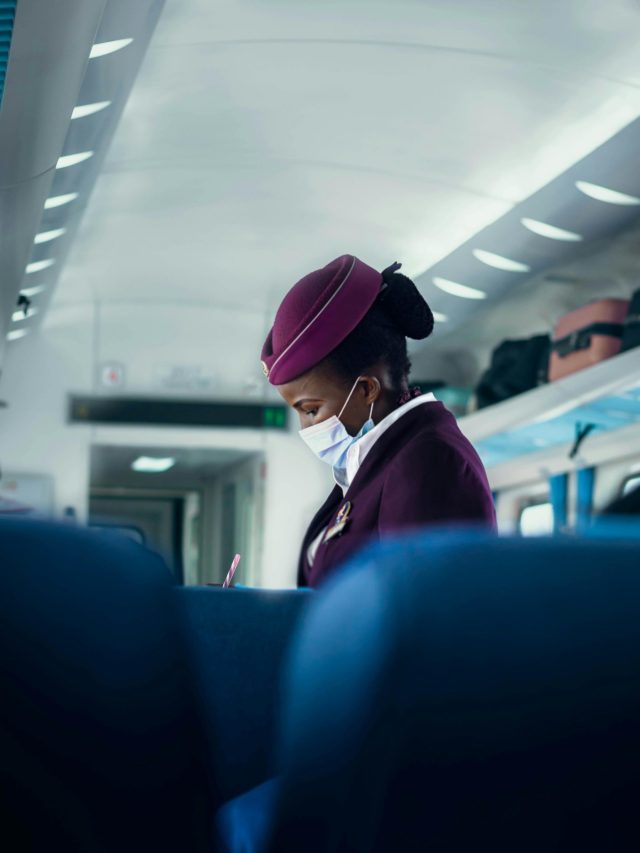 फ्लाइट में टेकऑफ-लैंडिंग के वक्त एयर होस्टेस सीट सीधी करने को क्यों कहती हैं?