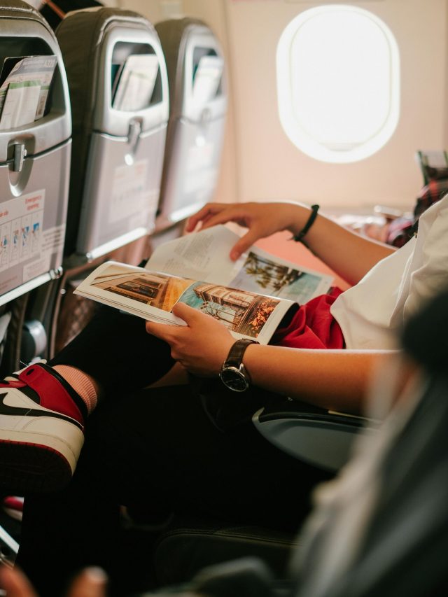 प्लेन में सफर के दौरान इन कपड़ों से हो सकता है खतरा! जानें क्यों एक्सपर्ट्स ने दी वार्निंग!