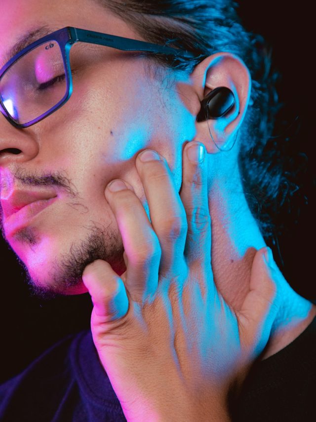 কানে সবসময় ইয়ারবাড, শরীরের এই ৫ বড় ক্ষতি করছে কিন্তু