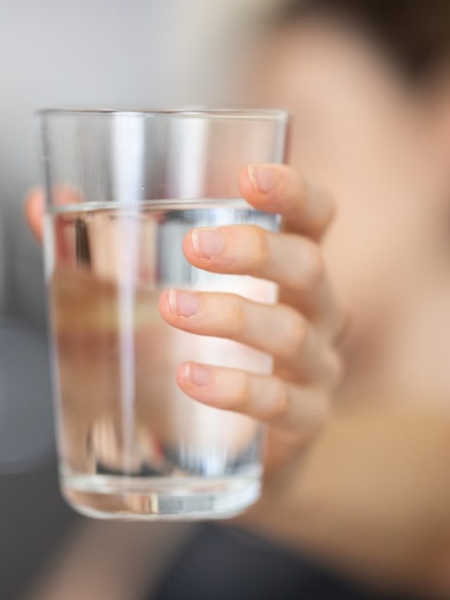 ব্রাশ করার আগে না পরে, সকালে  কখন জল খাওয়া বেশি উপকারী?